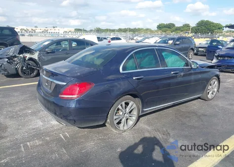 2019 Mercedes-Benz C 300 z USA, uszkodzony, nr VIN 55SWF8DB1KU302712